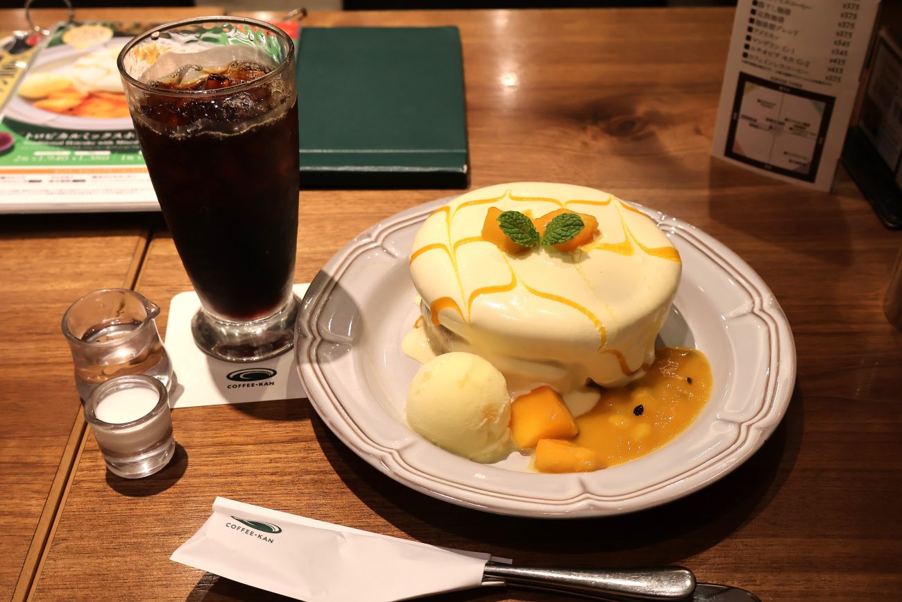 初夏限定メニュー「トロピカルミックスホットケーキ」 ・「エチオピア モカ シャキッソ」