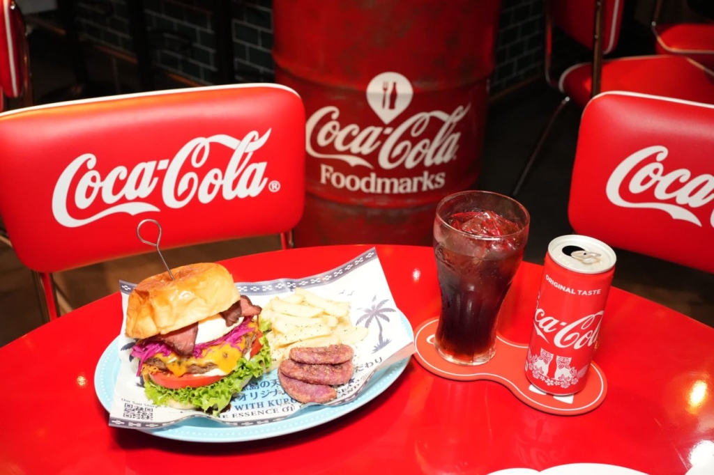会場では、食事とともに「コカ･コーラ」の“パーフェクトサーブ”が楽しめる