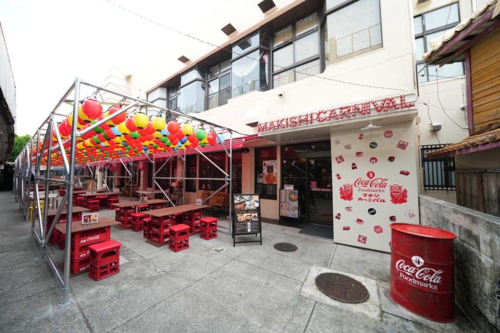 沖縄の伝統文化とコカ･コーラを融合した店舗空間
