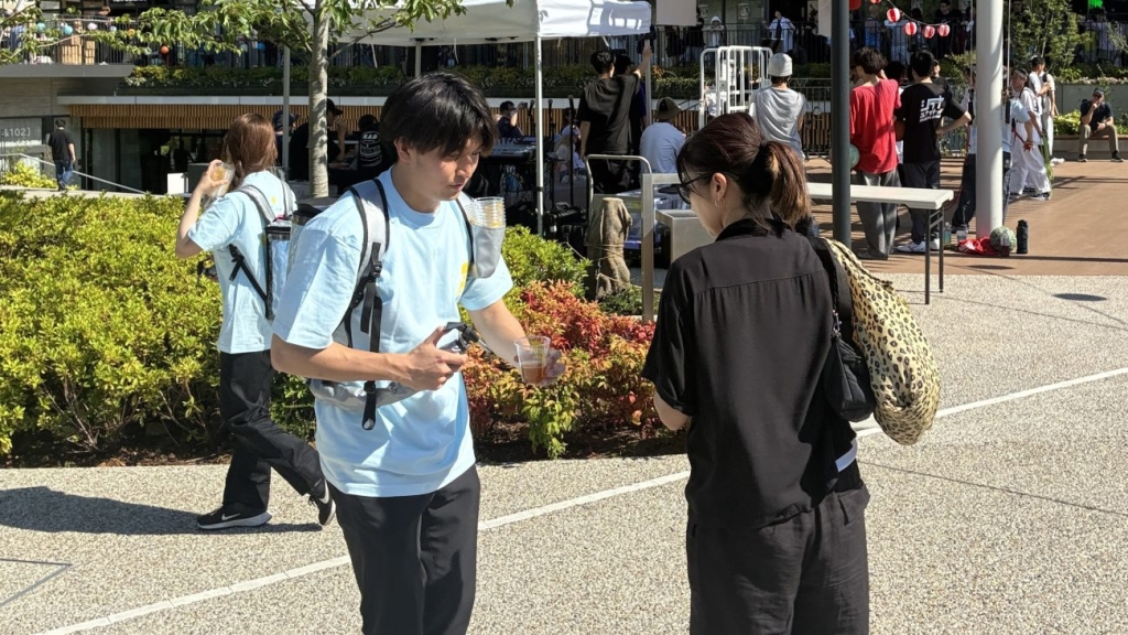 「ネスカフェ クーラー」のレモンとラズベリーを来場者に提供