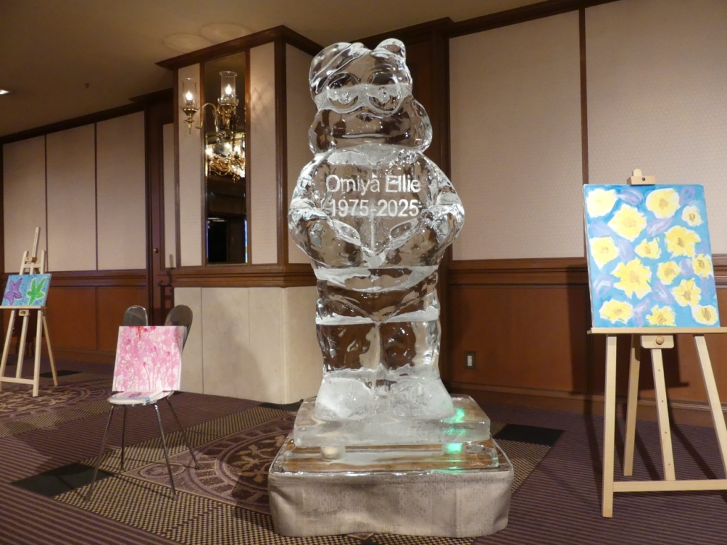 「Okamoto Studio」が手掛けた氷彫刻と、マルチクリエイター･大宮エリー氏の絵画とのコラボレーション展示
