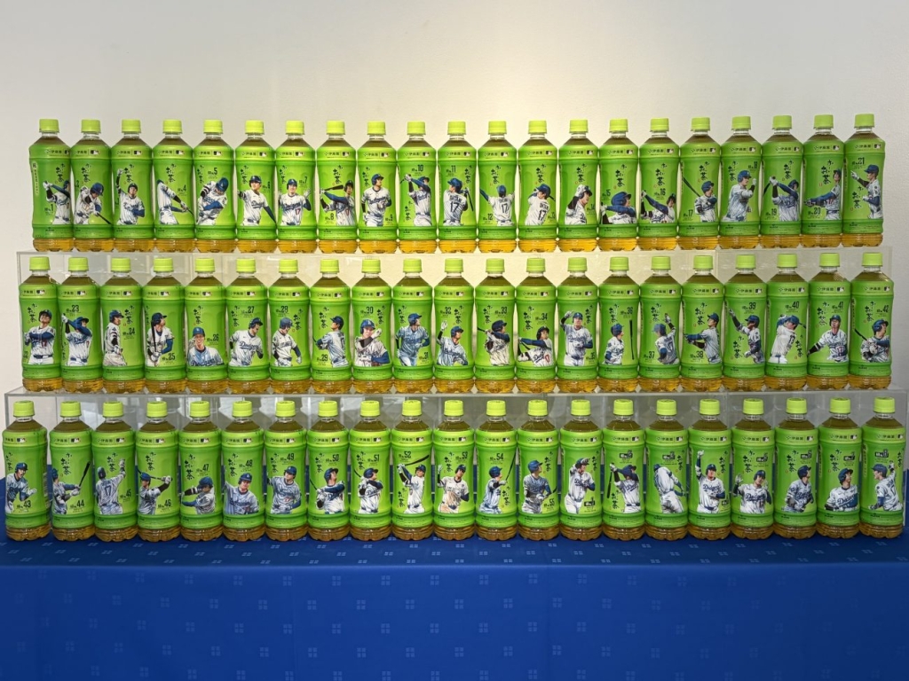 大谷翔平選手の2025年シーズン全63本塁打をモチーフにした限定ボトル「Oi Ocha SHOHEI OHTANI ALL HOME RUNS BOTTLE 2025 SEASON 55+8 EDITION」