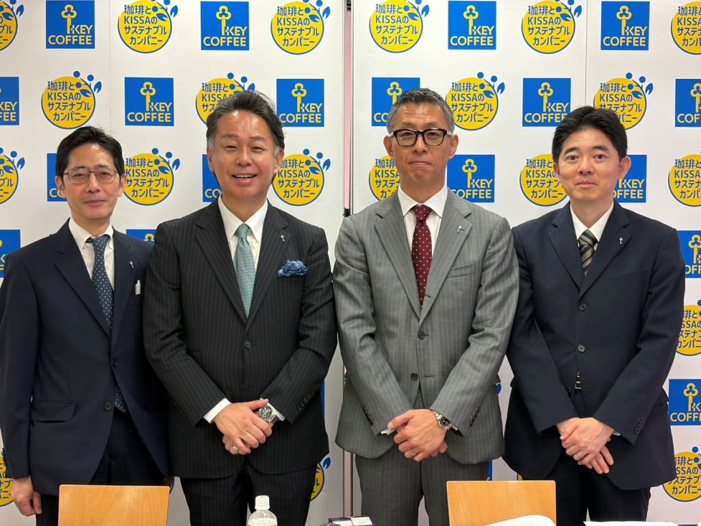 柴田社長(左から2人目)は適正価格での販売が増益に大きく寄与したと説明