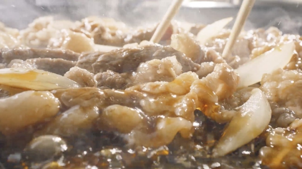 すっきりとした甘さの割り下で味付けした牛肉