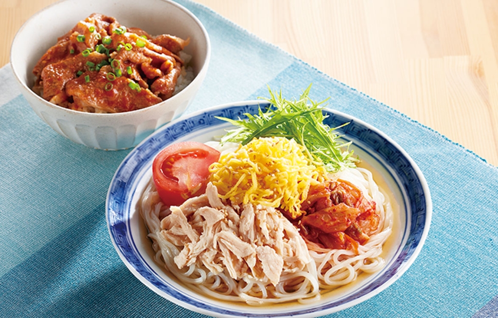 「蒸し鶏の盛岡冷麺とコチジャン焼肉丼」