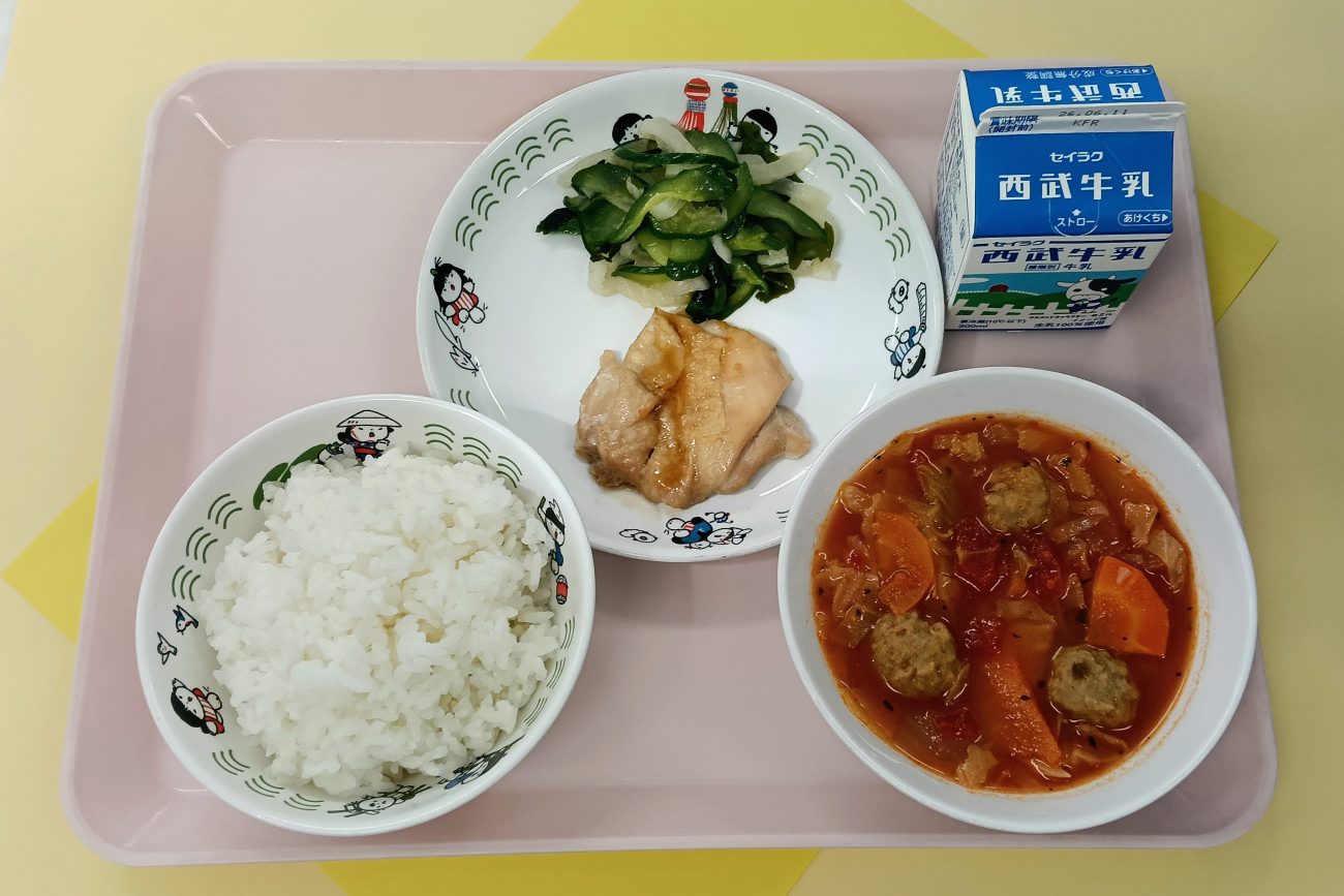 6月1日に提供された学校給食、写真右の料理が「トマトゥンスープ」