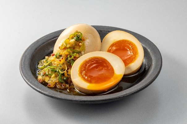 やみつき香味ダレのとろっと韓国風味煮たまご 328円(税込354.24円)
