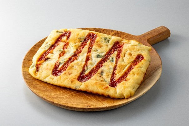 旨辛ソースで食べるもちもち食感チヂミパン 228円(税込246.24円)