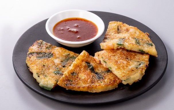 セブンプレミアム もちもち食感の海鮮チヂミ 298円(税込321.84円)