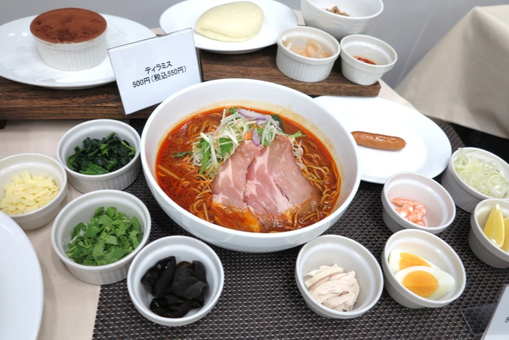 「スパイスラーメン」とトッピング