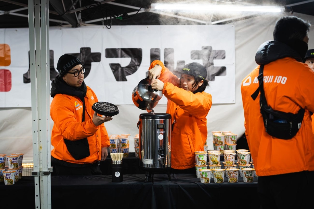 スタッフがその場でお湯を注いでランナーに提供