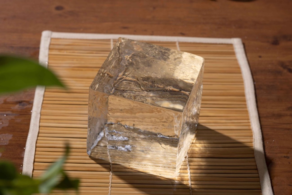 不純物が少なく透明度が高い純氷