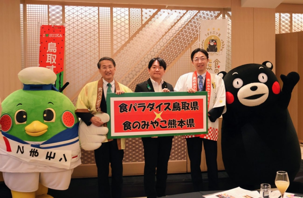 鳥取県・平井伸治知事、農林水産省 山下雄平副大臣、熊本県・木村敬知事(左から)