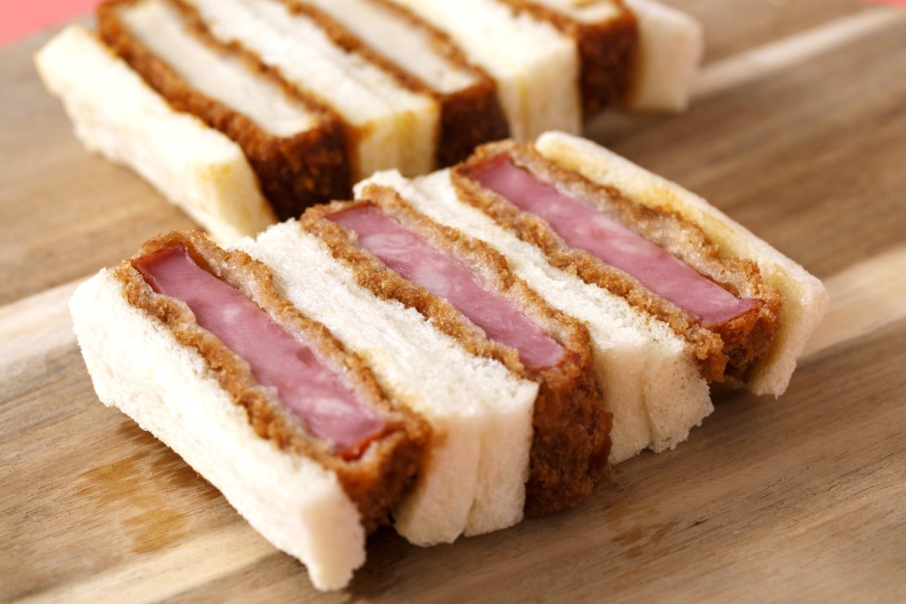 紀ノ国屋 ハムかつサンド(手前)と、紀ノ国屋 チキンかつサンド(奥)