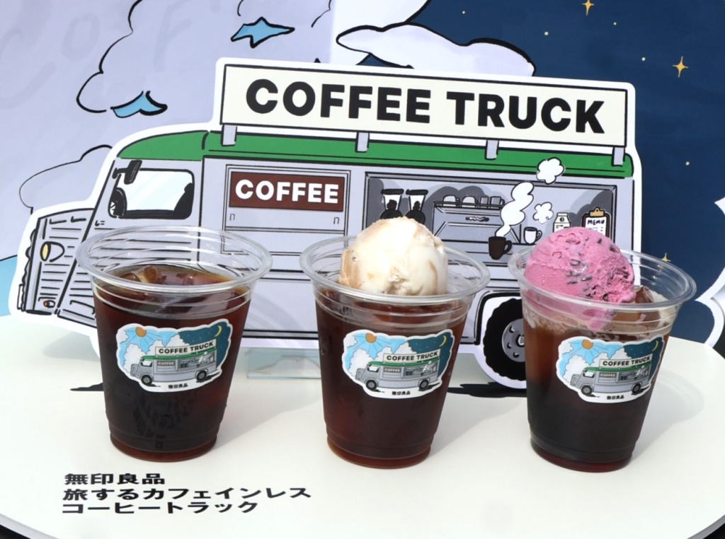 (左から)カフェインレスコーヒー ICED 、同 フロート、同 カシスソーダフロート