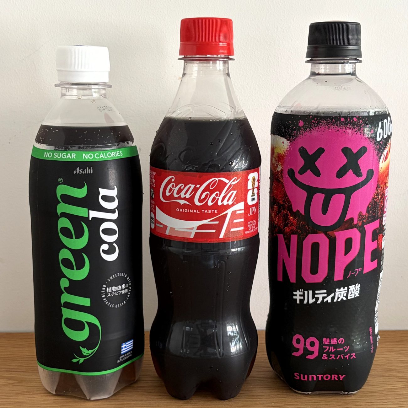（左から）「green cola」、「コカ・コーラ」、「NOPE」
