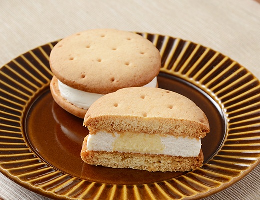 しっとりビスケットサンド レアチーズ (税込297円)