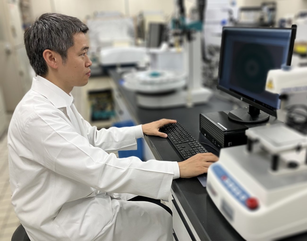 研究所で「おいしさLENS」を活用する石川主任研究員