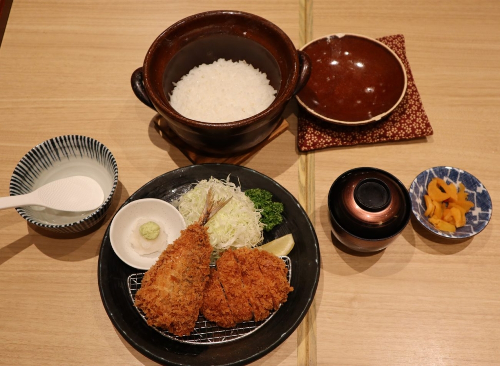 あじフライとロースかつ定食
