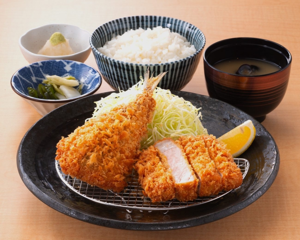 あじフライとロースかつ定食