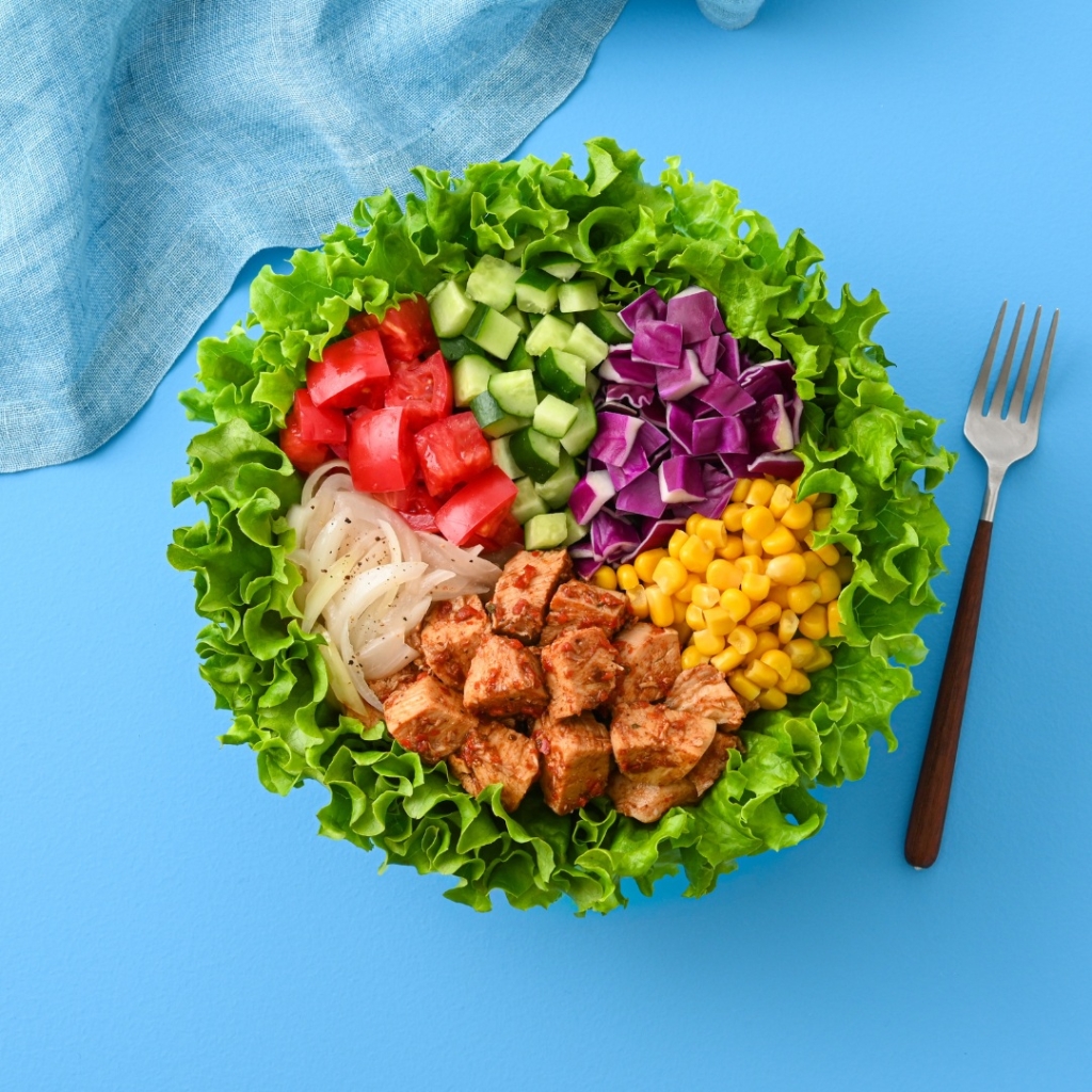 「BBQチキンと彩り夏野菜のサラダ」