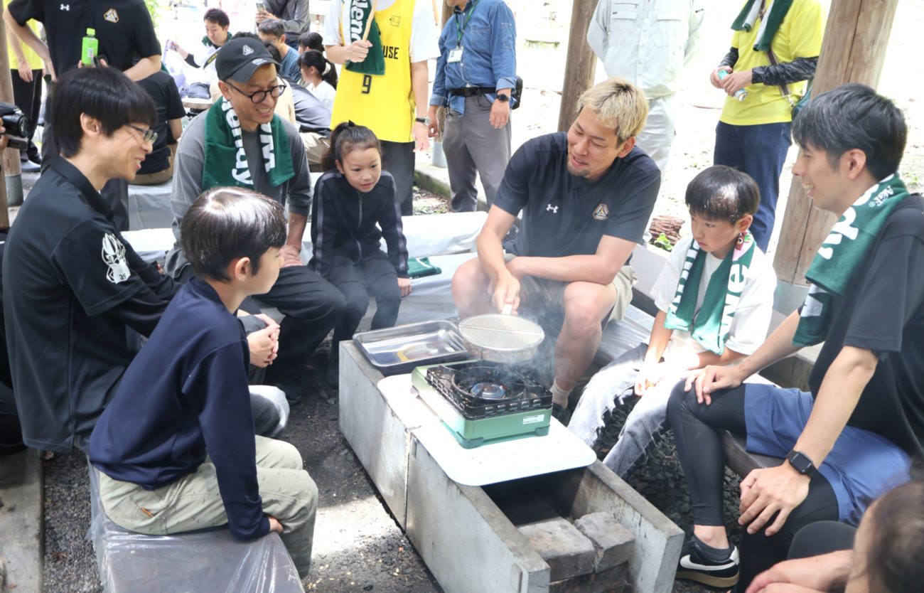 「親子木工クラフト体験会」で選手とともにコーヒー豆の焙煎を体験する参加者ら