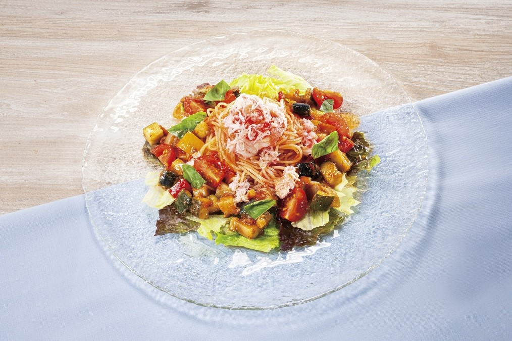 紅ずわい蟹と彩り夏野菜の冷製パスタ