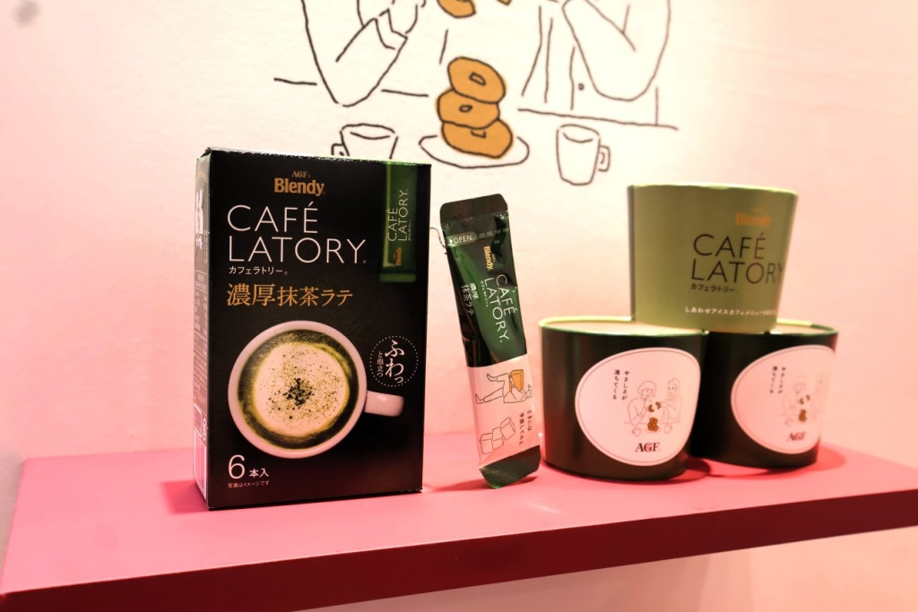 「ブレンディ カフェラトリースティック 濃厚抹茶ラテ」アイス飲用とスリーブ