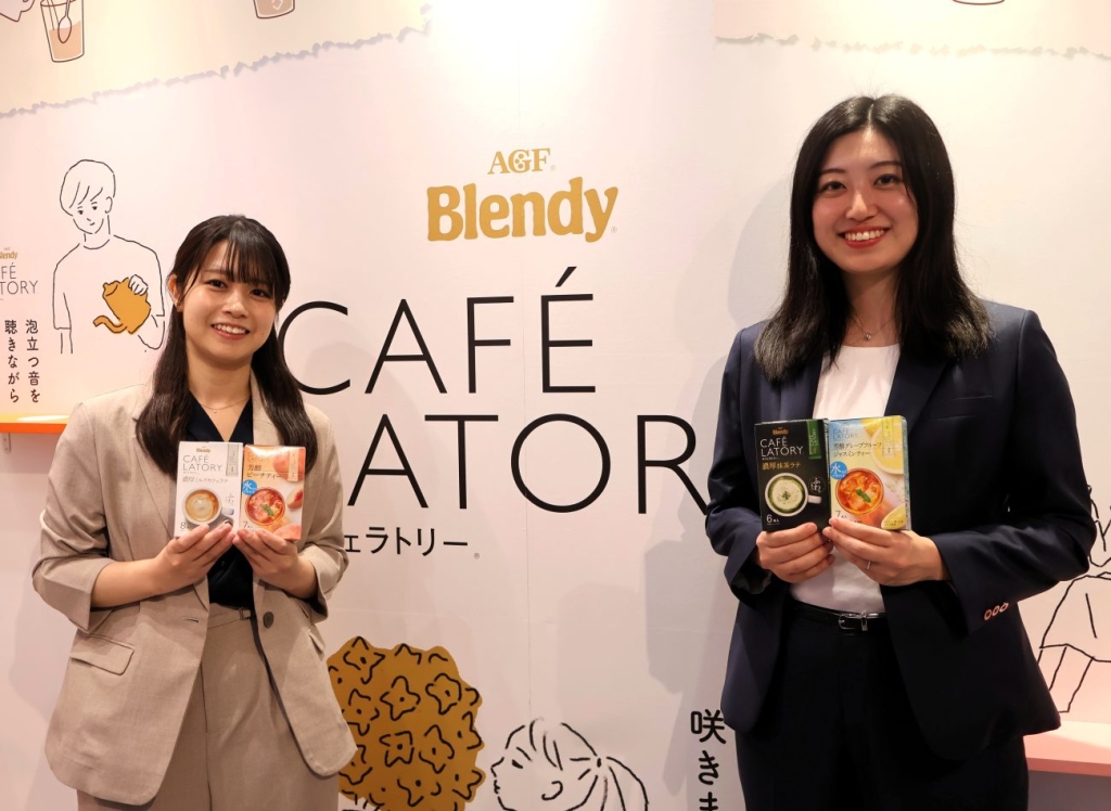 AGF、「ブレンディ カフェラトリー」初のアイス体験イベント（右から）伊賀氏と西田氏