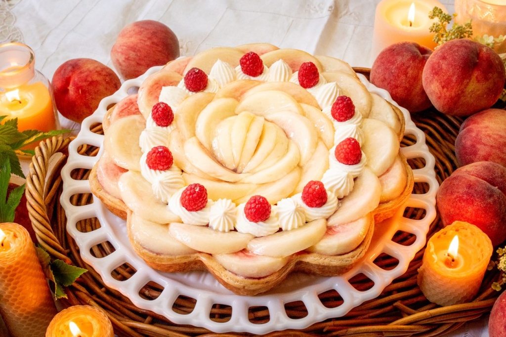 「桃とココナッツムースのキャンドルナイトケーキ」whole (25cm) 15,000円