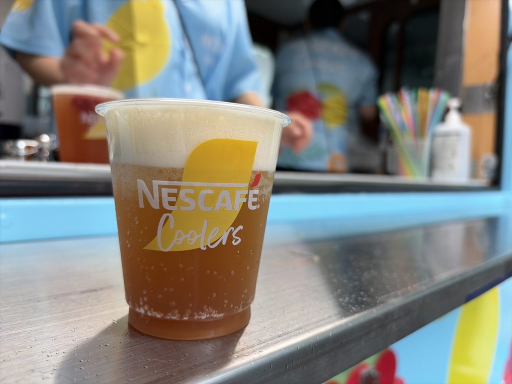 「ネスカフェ クーラー レモンリフレッシュ」。猛暑日（最高気温35℃以上）や雨の日は炭酸割りの特別メニューを数量限定で用意