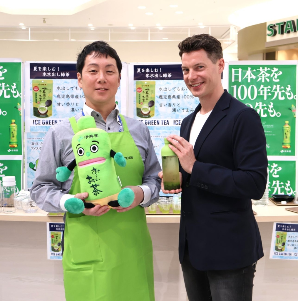 伊藤園の鍋谷氏（左）と日本茶インストラクターのオスカル氏