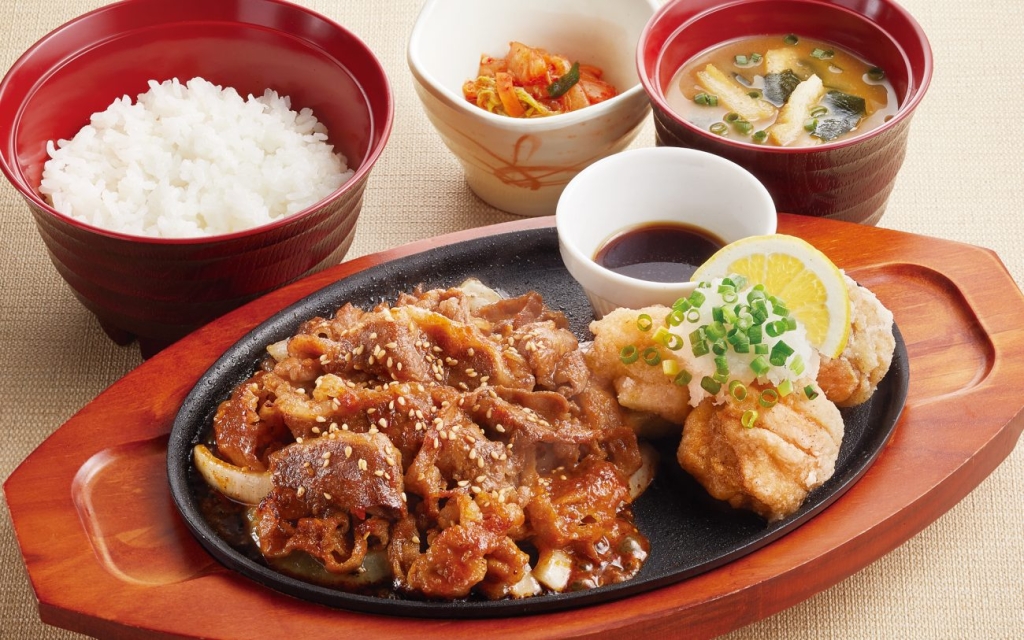 肉増し！牛焼肉とおろし唐揚げ定食／1,169円（税込1,285円）