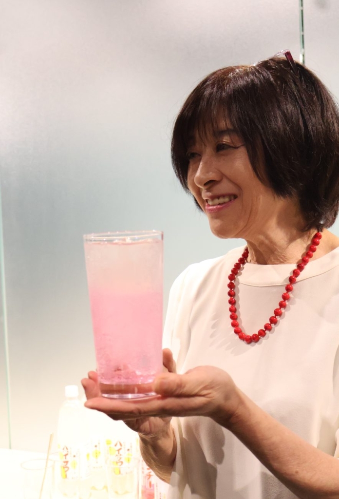 田中社長が2色のハイサワーを紹介した