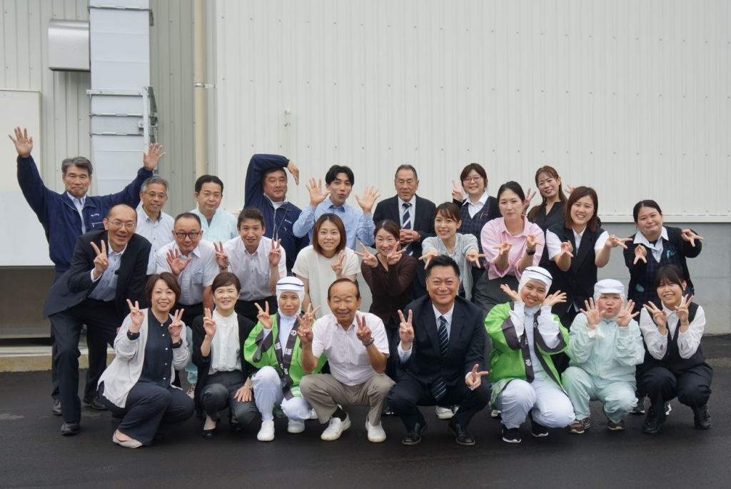 竣工したばかりの海外輸出専用工場と、のぼるの皆さん