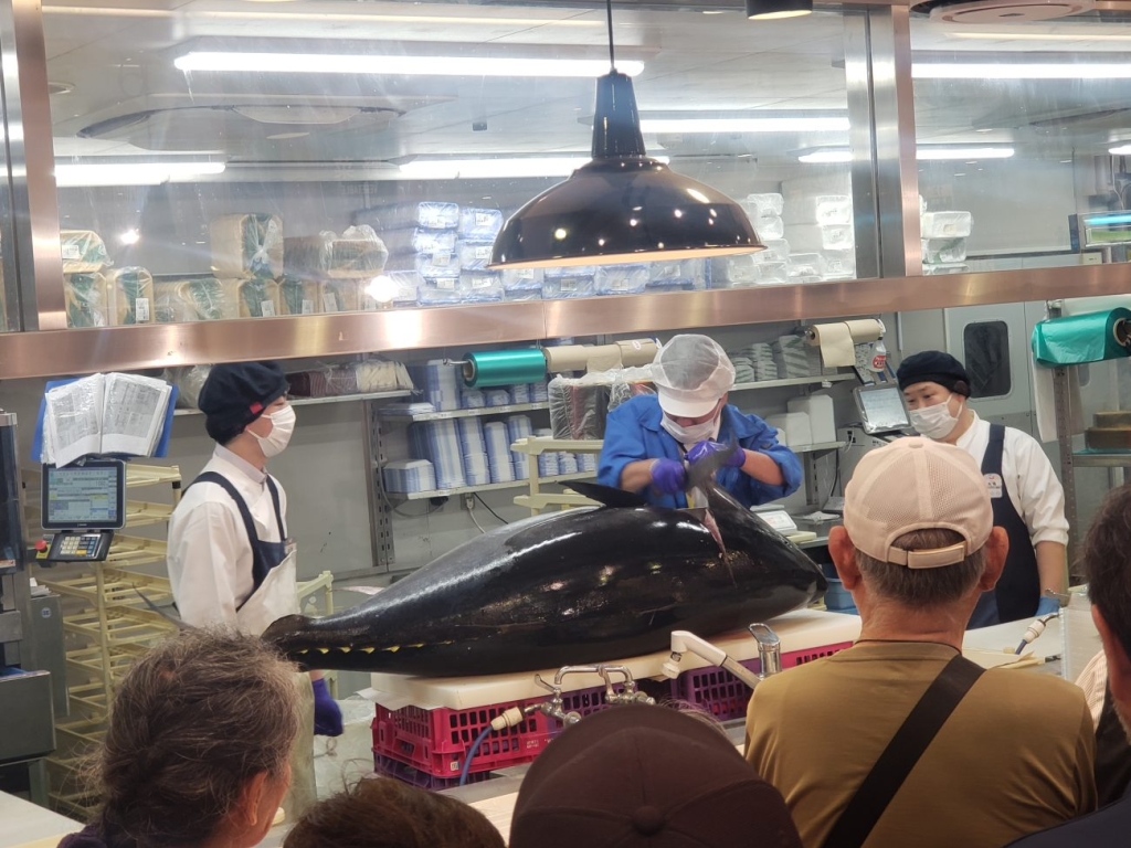 マグロの解体実演