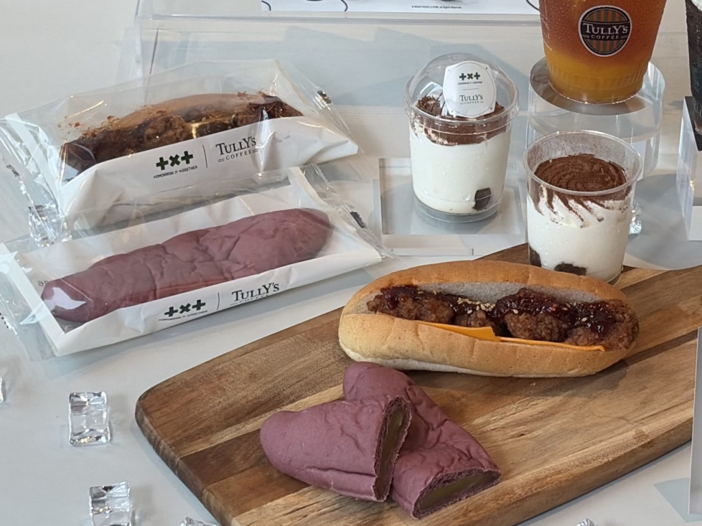 韓国フードをモチーフにした「ヤンニョムチキンチーズサンド」「サツマイモパン」「カップ ティラミス」