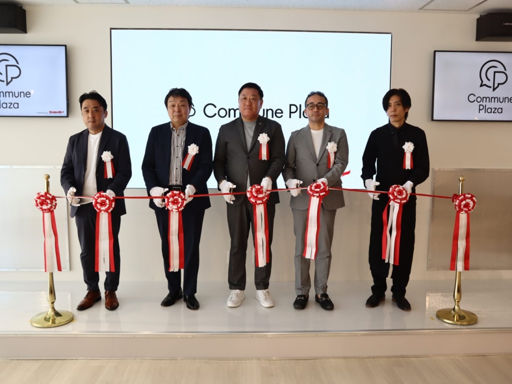 「オープニングセレモニー」でのテープカット(中央がシダックス・コミュニティープラス織原社長、左から2人目がキングレコード吉田昌平取締役)