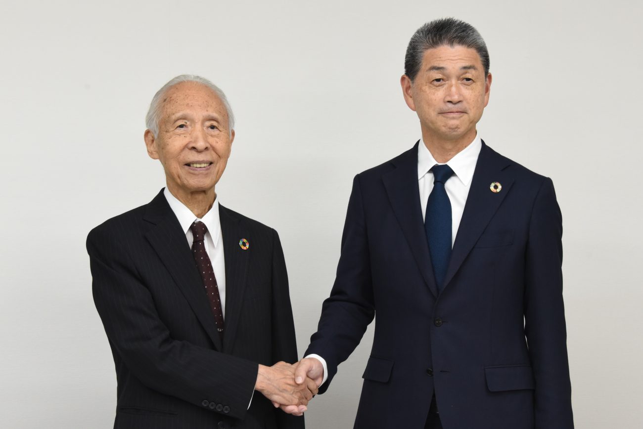 阪本哲生新社長(写真右)と前社長の雜賀慶二会長兼技術顧問(同左)