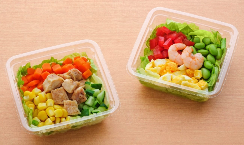 子ども向け、左から「チキンとコーンのカラフルサラダ」「えびとたまごのカラフルサラダ」