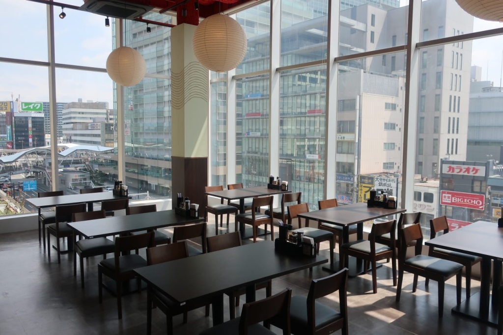 窓が大きく明るい店内、テーブル席のみで構成される