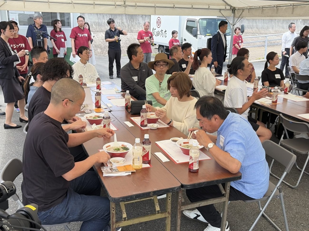 参加者は桑名食材を使ったラーメンと「シンビーノ ジャワティストレート」の組み合わせを体験