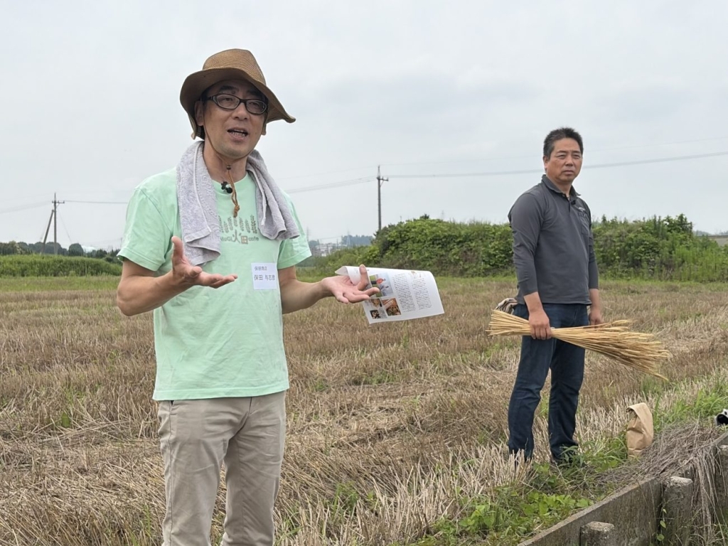 桑名もち小麦の圃場を見学。保田商店の保田さん(左)と農家の伊藤宏幸さん