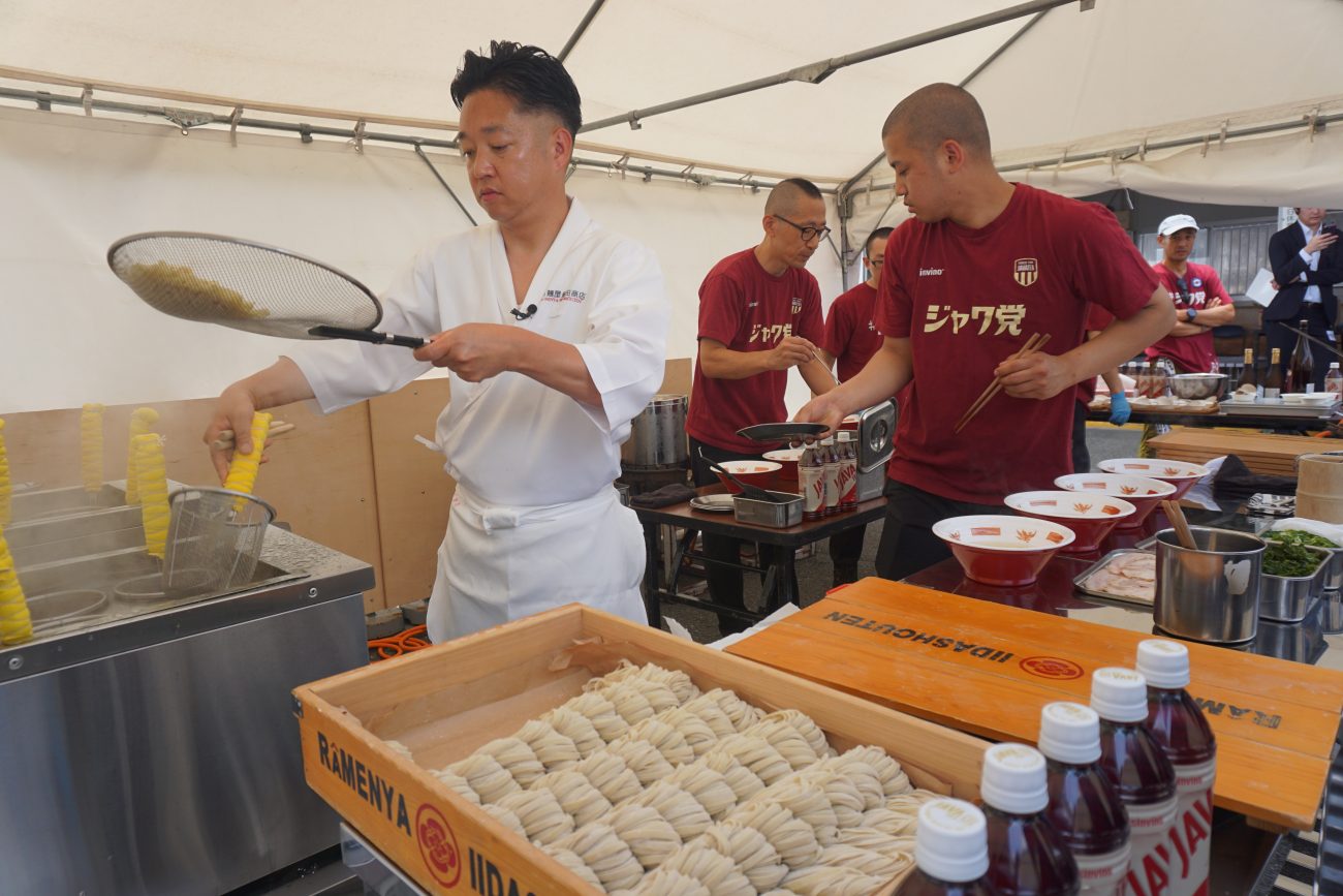 桑名食材を使った特別な一杯を調理する「飯田商店」の飯田将太店主。会場では「シンビーノ ジャワティストレート」との組み合わせが提案された