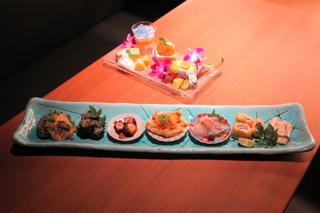 寿司屋のアフターヌーンティー(夏のフルーツパラダイス) 1,500円（上）、夏の旬魚肴盛り合わせ 2,780円（下）