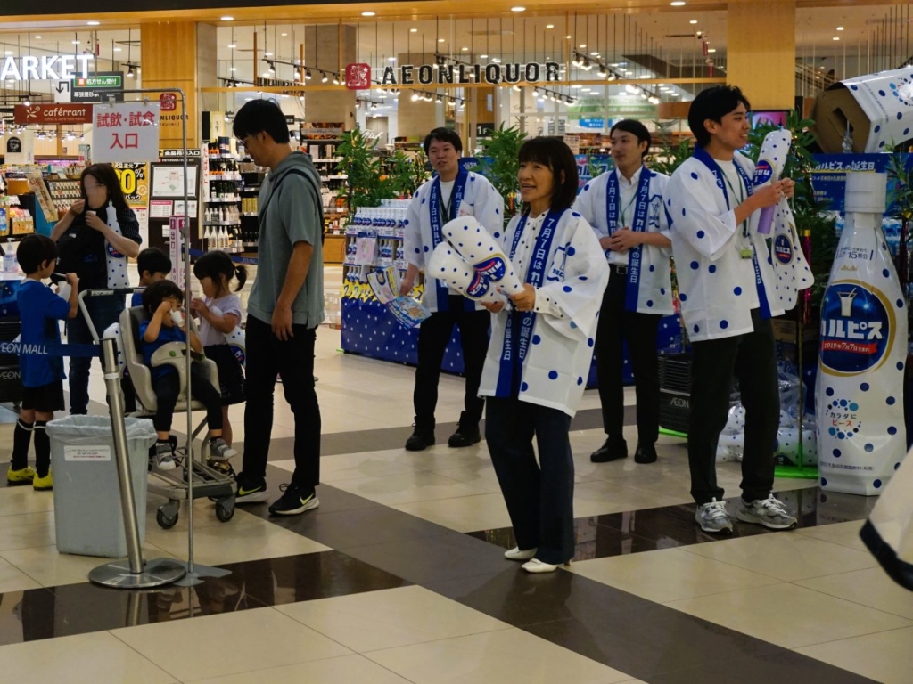 社員が店頭に立ち、来店客に「カルピス」の試飲を呼びかけた