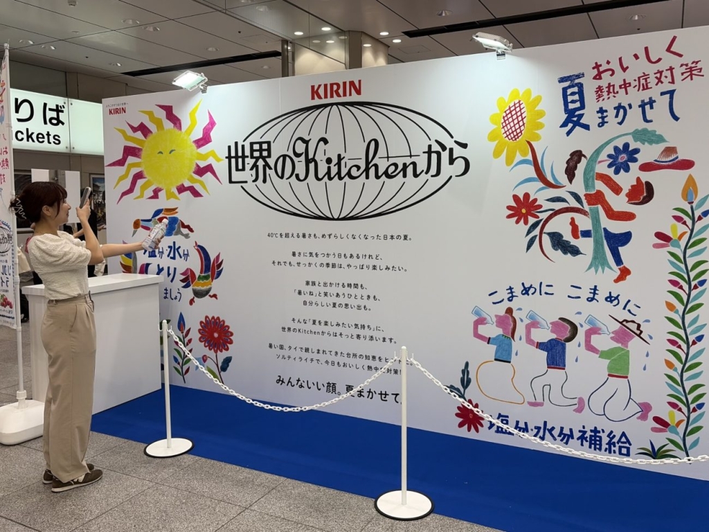 東京駅八重洲コンコースの特設ブースでは、「ソルティライチ」を通じて夏の楽しみ方に寄り添うメッセージを発信した