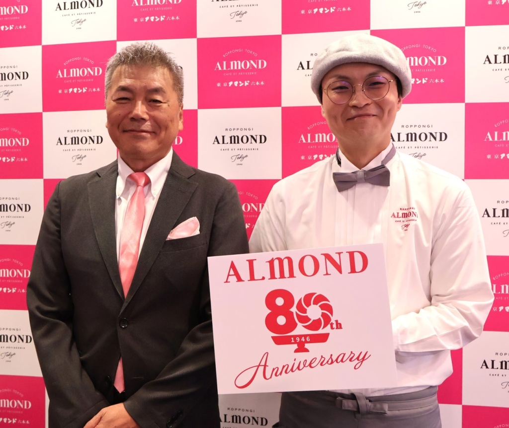 アマンド80周年 勝俣社長(左)と八重尾マネジャー
