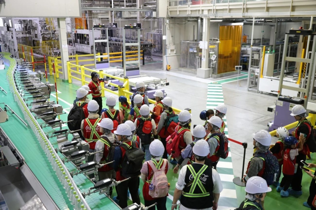 白州工場・倉庫で「い・ろ・は・す 天然水」の製造から出荷までの工程を見学