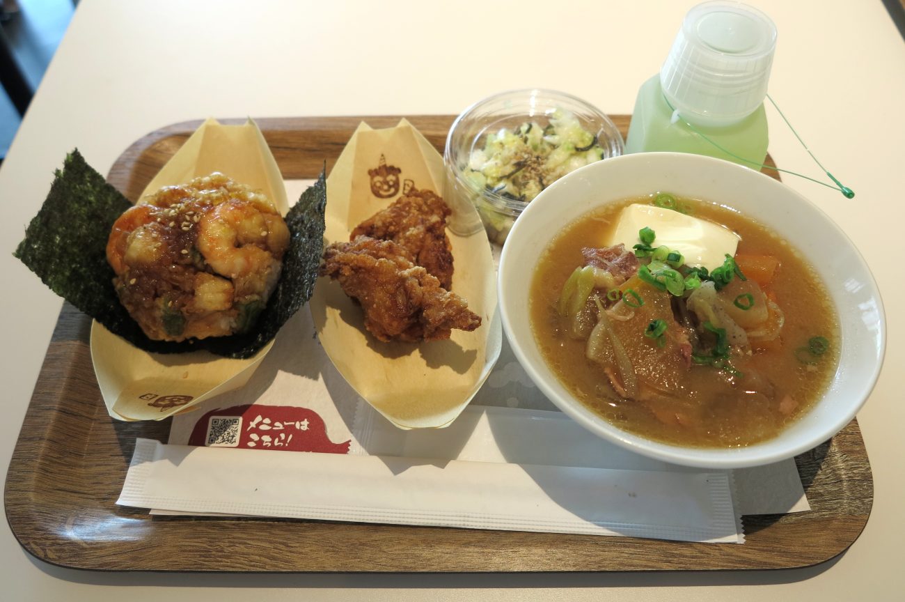元祖おにどん、どんタレからあげ(2個)、おにどん豚汁、自家製白菜漬け